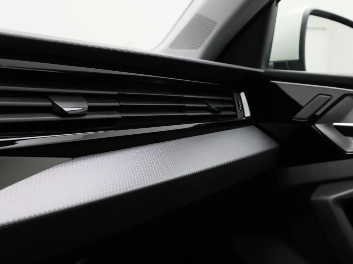 30 TFSI Advanced edition 116 PK | S-line | Adaptive cruise control l Stoelverwarming l Climate control l Navigatie l Apple Carplay / Android Auto l LED-koplampen l Privacy glas l Optiekpakke