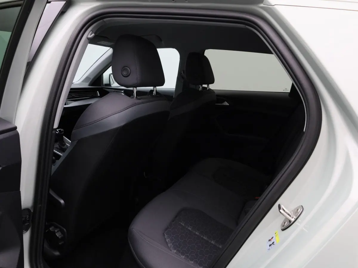 30 TFSI Advanced edition 116 PK | S-line | Adaptive cruise control l Stoelverwarming l Climate control l Navigatie l Apple Carplay / Android Auto l LED-koplampen l Privacy glas l Optiekpakke