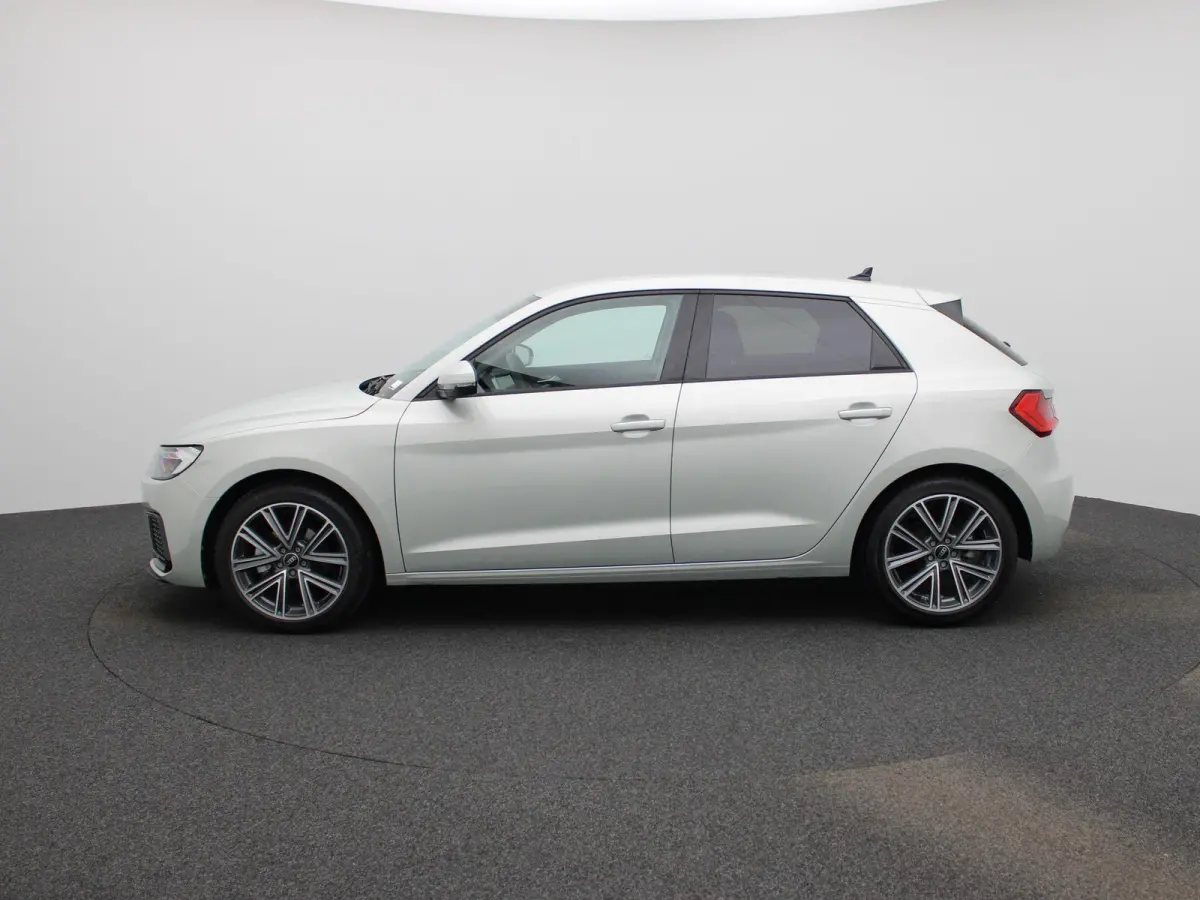 30 TFSI Advanced edition 116 PK | S-line | Adaptive cruise control l Stoelverwarming l Climate control l Navigatie l Apple Carplay / Android Auto l LED-koplampen l Privacy glas l Optiekpakke