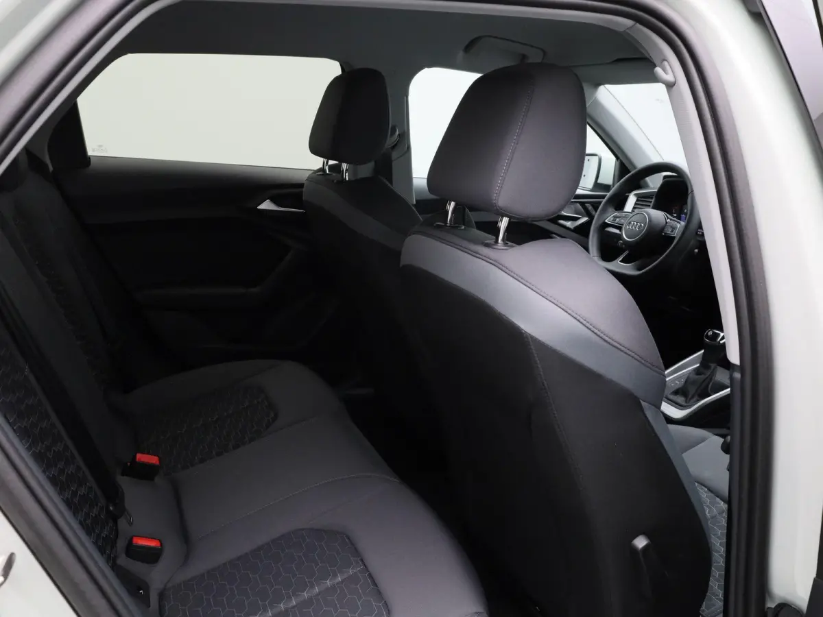 30 TFSI Advanced edition 116 PK | S-line | Adaptive cruise control l Stoelverwarming l Climate control l Navigatie l Apple Carplay / Android Auto l LED-koplampen l Privacy glas l Optiekpakke