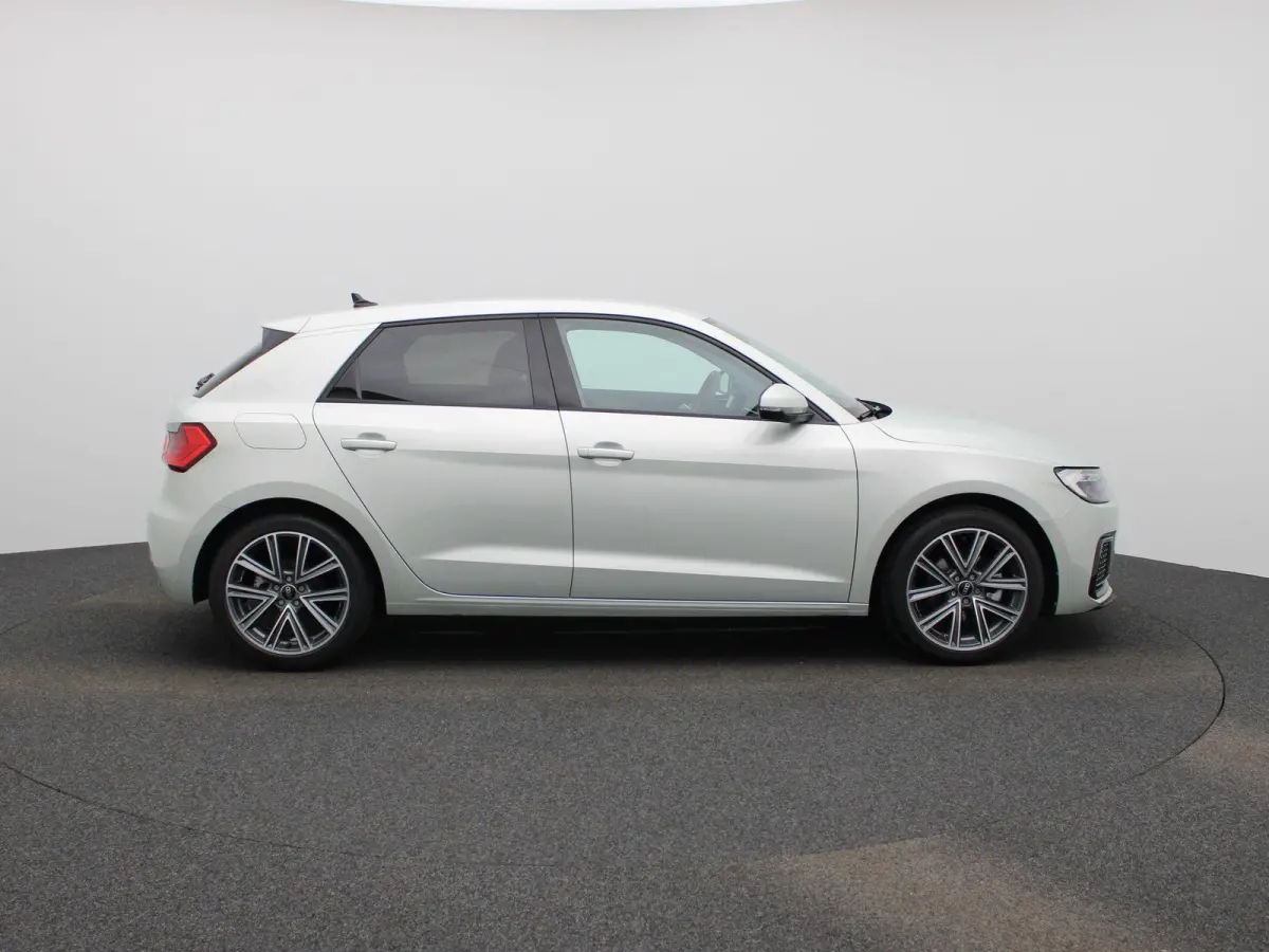 30 TFSI Advanced edition 116 PK | S-line | Adaptive cruise control l Stoelverwarming l Climate control l Navigatie l Apple Carplay / Android Auto l LED-koplampen l Privacy glas l Optiekpakke