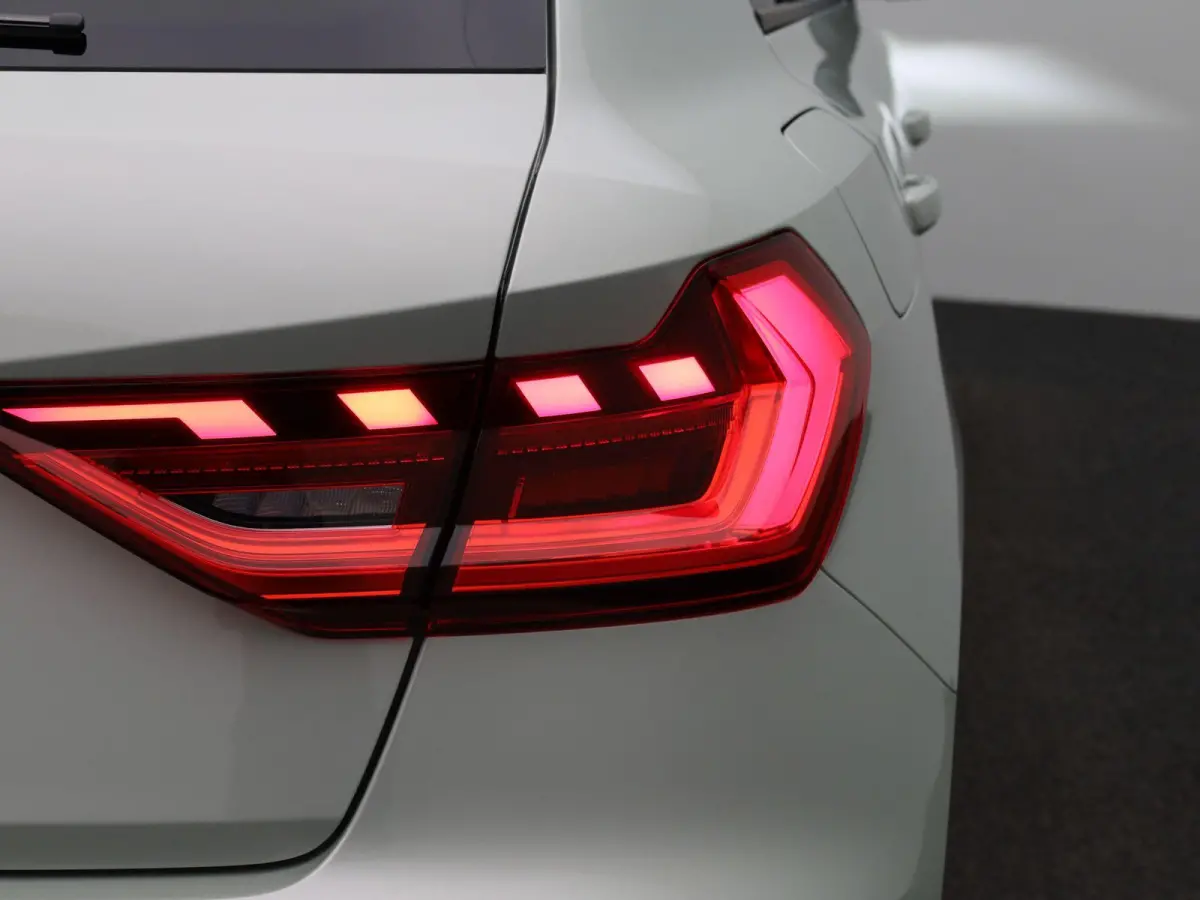 30 TFSI Advanced edition 116 PK | S-line | Adaptive cruise control l Stoelverwarming l Climate control l Navigatie l Apple Carplay / Android Auto l LED-koplampen l Privacy glas l Optiekpakke