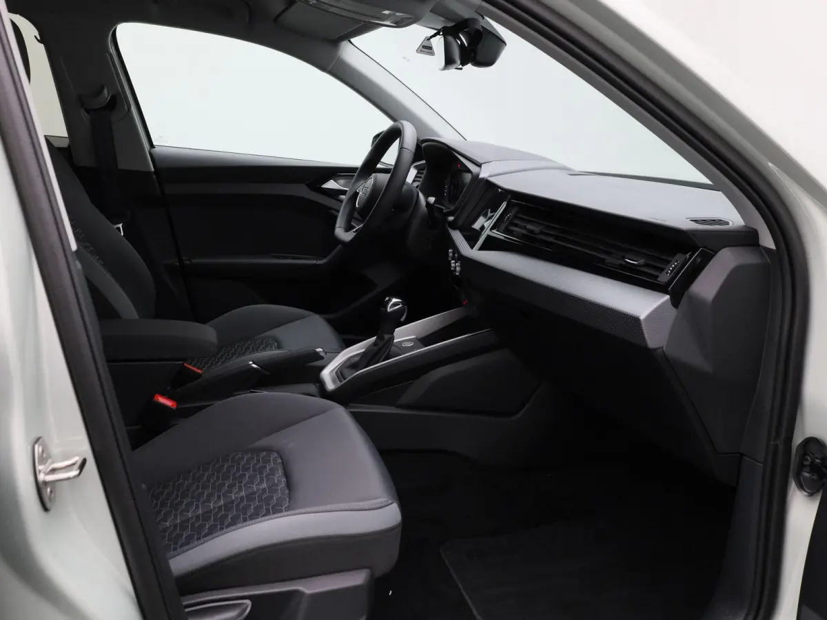 30 TFSI Advanced edition 116 PK | S-line | Adaptive cruise control l Stoelverwarming l Climate control l Navigatie l Apple Carplay / Android Auto l LED-koplampen l Privacy glas l Optiekpakke