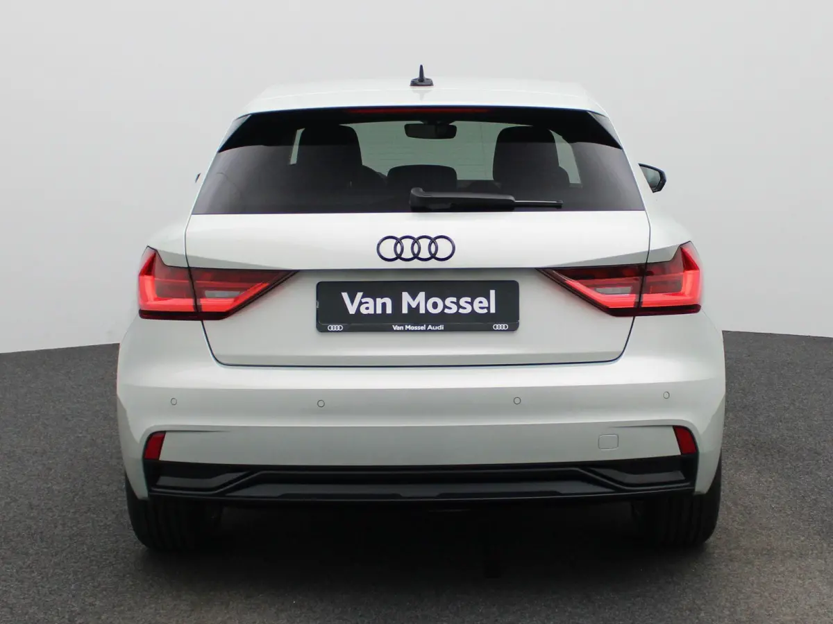 30 TFSI Advanced edition 116 PK | S-line | Adaptive cruise control l Stoelverwarming l Climate control l Navigatie l Apple Carplay / Android Auto l LED-koplampen l Privacy glas l Optiekpakke