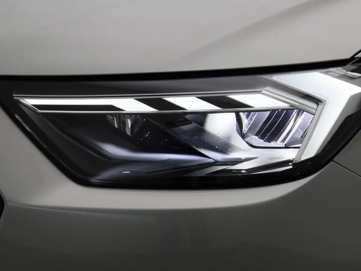30 TFSI Advanced edition 116 PK | S-line | Adaptive cruise control l Stoelverwarming l Climate control l Navigatie l Apple Carplay / Android Auto l LED-koplampen l Privacy glas l Optiekpakke