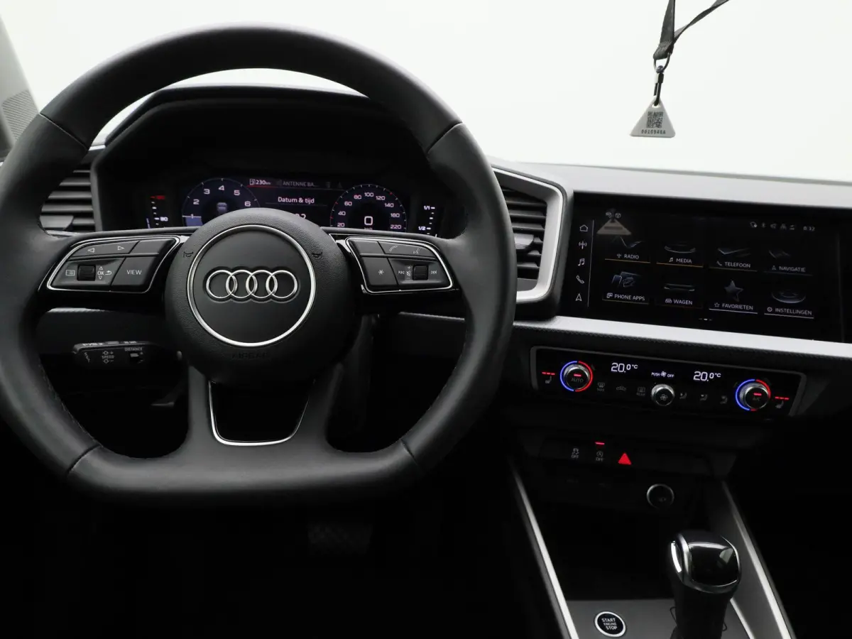 30 TFSI Advanced edition 116 PK | S-line | Adaptive cruise control l Stoelverwarming l Climate control l Navigatie l Apple Carplay / Android Auto l LED-koplampen l Privacy glas l Optiekpakke