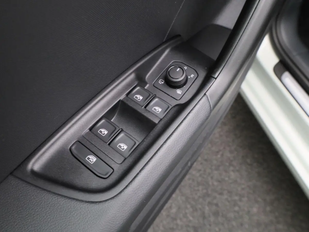 30 TFSI Advanced edition 116 PK | S-line | Adaptive cruise control l Stoelverwarming l Climate control l Navigatie l Apple Carplay / Android Auto l LED-koplampen l Privacy glas l Optiekpakke