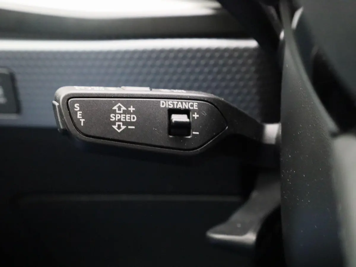 30 TFSI Advanced edition 116 PK | S-line | Adaptive cruise control l Stoelverwarming l Climate control l Navigatie l Apple Carplay / Android Auto l LED-koplampen l Privacy glas l Optiekpakke
