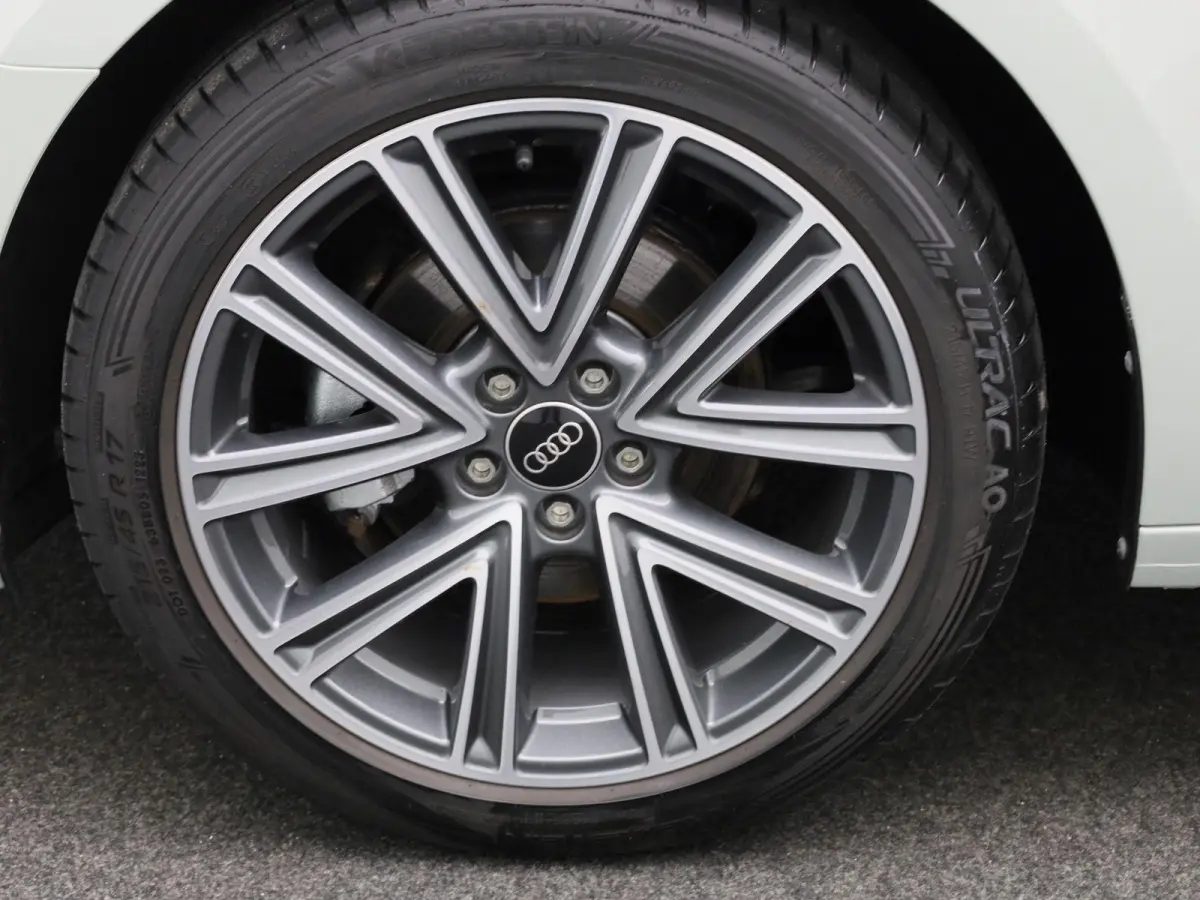 30 TFSI Advanced edition 116 PK | S-line | Adaptive cruise control l Stoelverwarming l Climate control l Navigatie l Apple Carplay / Android Auto l LED-koplampen l Privacy glas l Optiekpakke