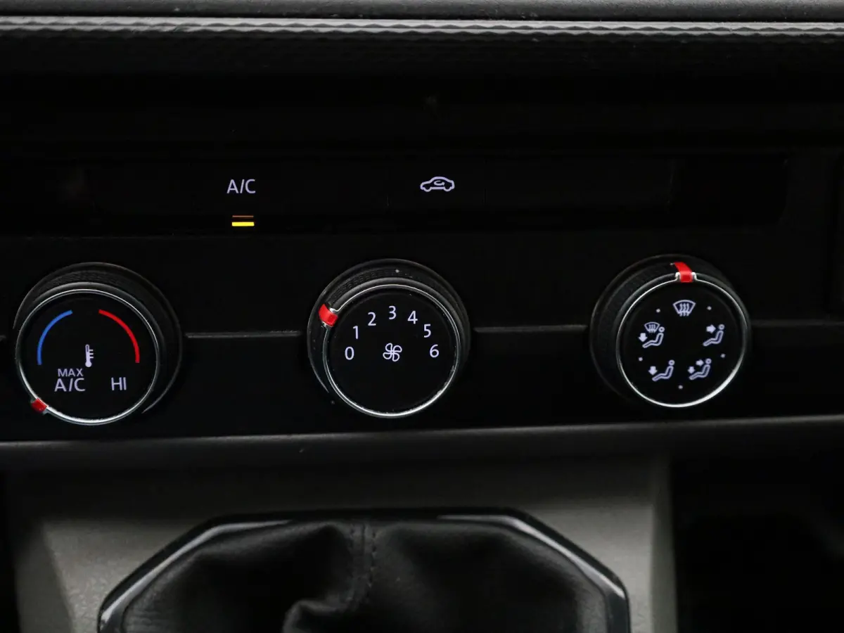 2.0 TDI L2H1 150PK | Multifuntioneel Stuurwiel | Airco | Alarm | Parkeerhulp Achter | Cruise Control | Radio | Sortimo | TomTom Navigatie | Armleuningen | Elektrisch Verstel/Verwarmbare Spie