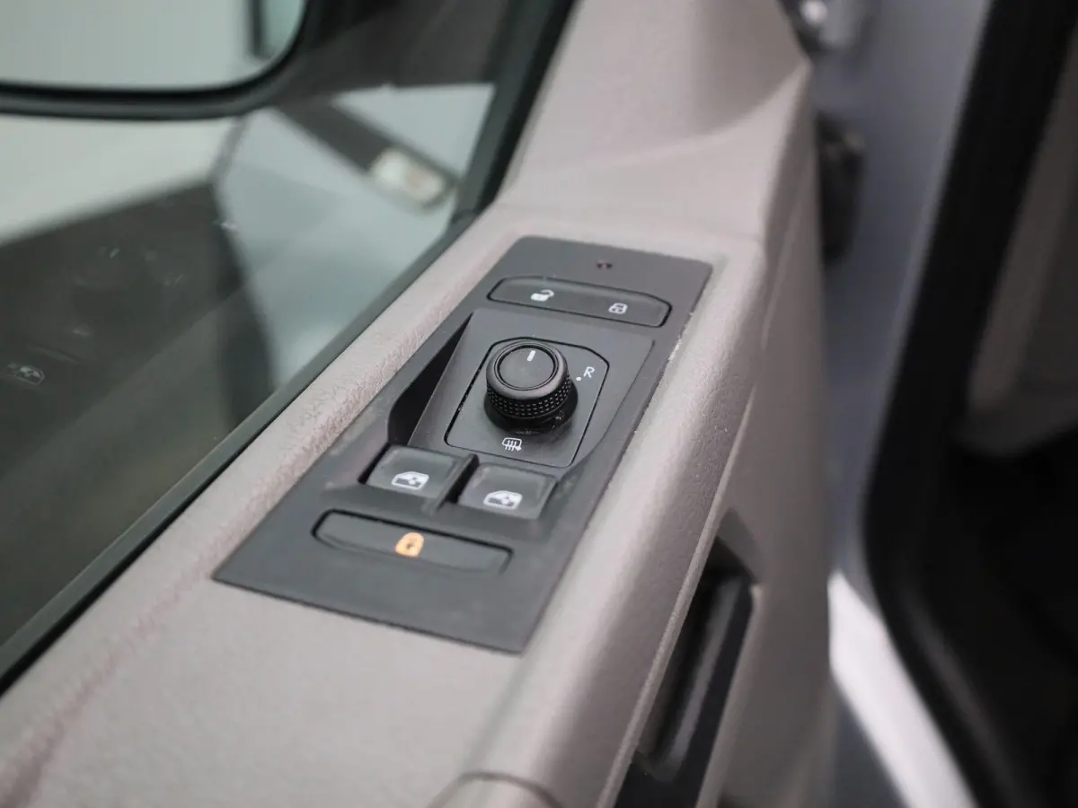 2.0 TDI L2H1 150PK | Multifuntioneel Stuurwiel | Airco | Alarm | Parkeerhulp Achter | Cruise Control | Radio | Sortimo | TomTom Navigatie | Armleuningen | Elektrisch Verstel/Verwarmbare Spie