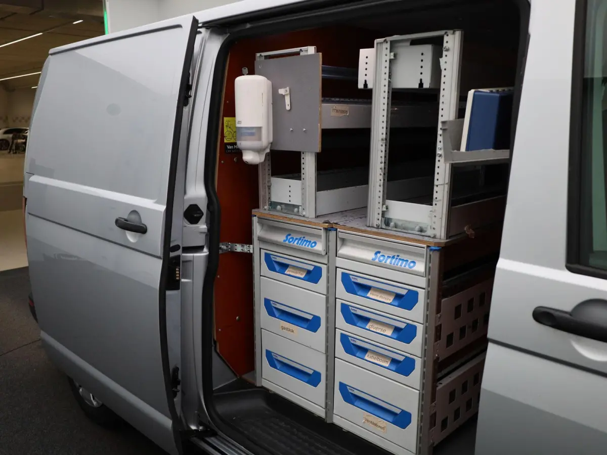 2.0 TDI L2H1 150PK | Multifuntioneel Stuurwiel | Airco | Alarm | Parkeerhulp Achter | Cruise Control | Radio | Sortimo | TomTom Navigatie | Armleuningen | Elektrisch Verstel/Verwarmbare Spie