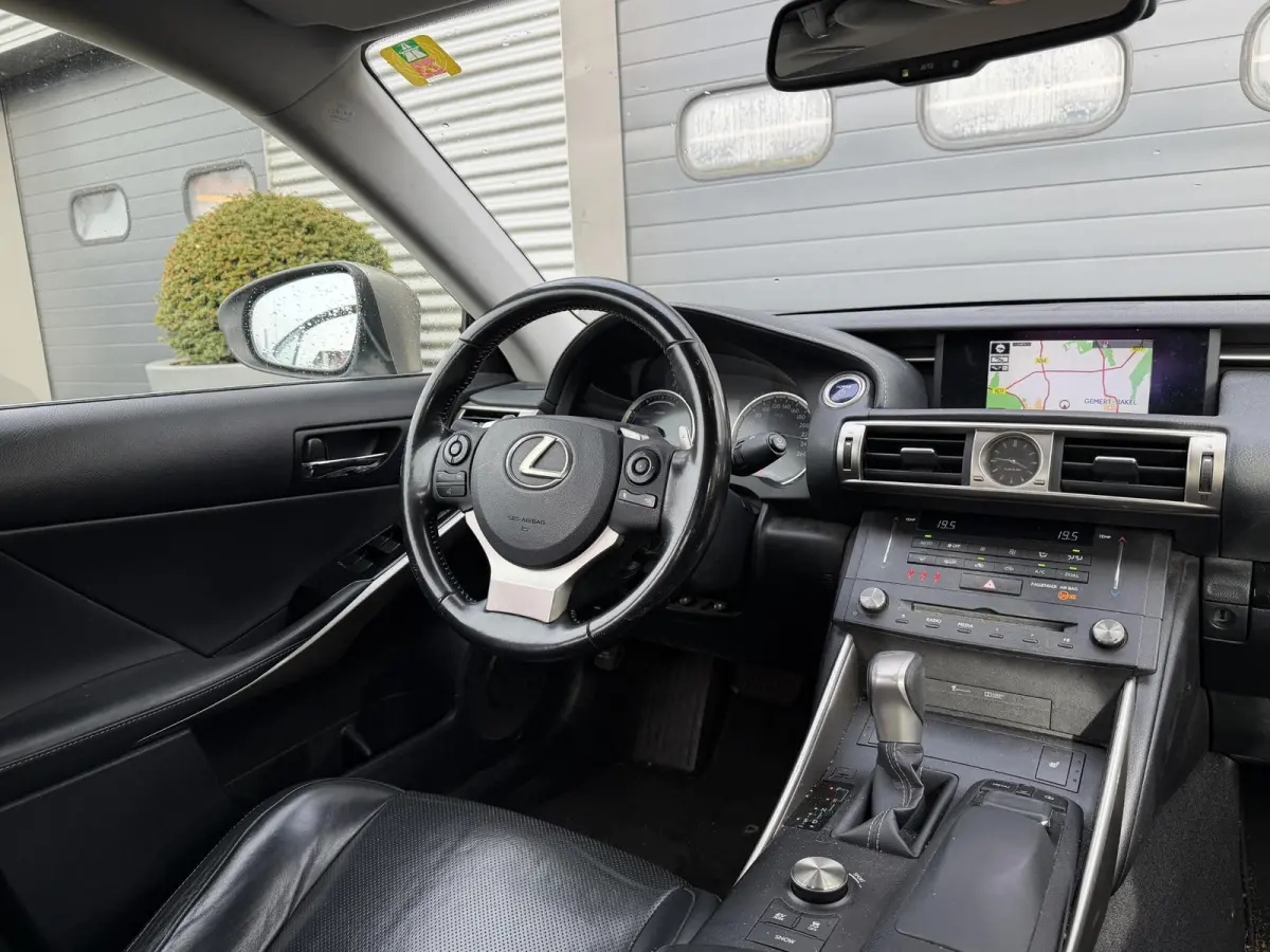 300h Business Line Pro | Navigatie | Camera | DAB | Lederen Bekleding | Lichtmetalen Velgen |