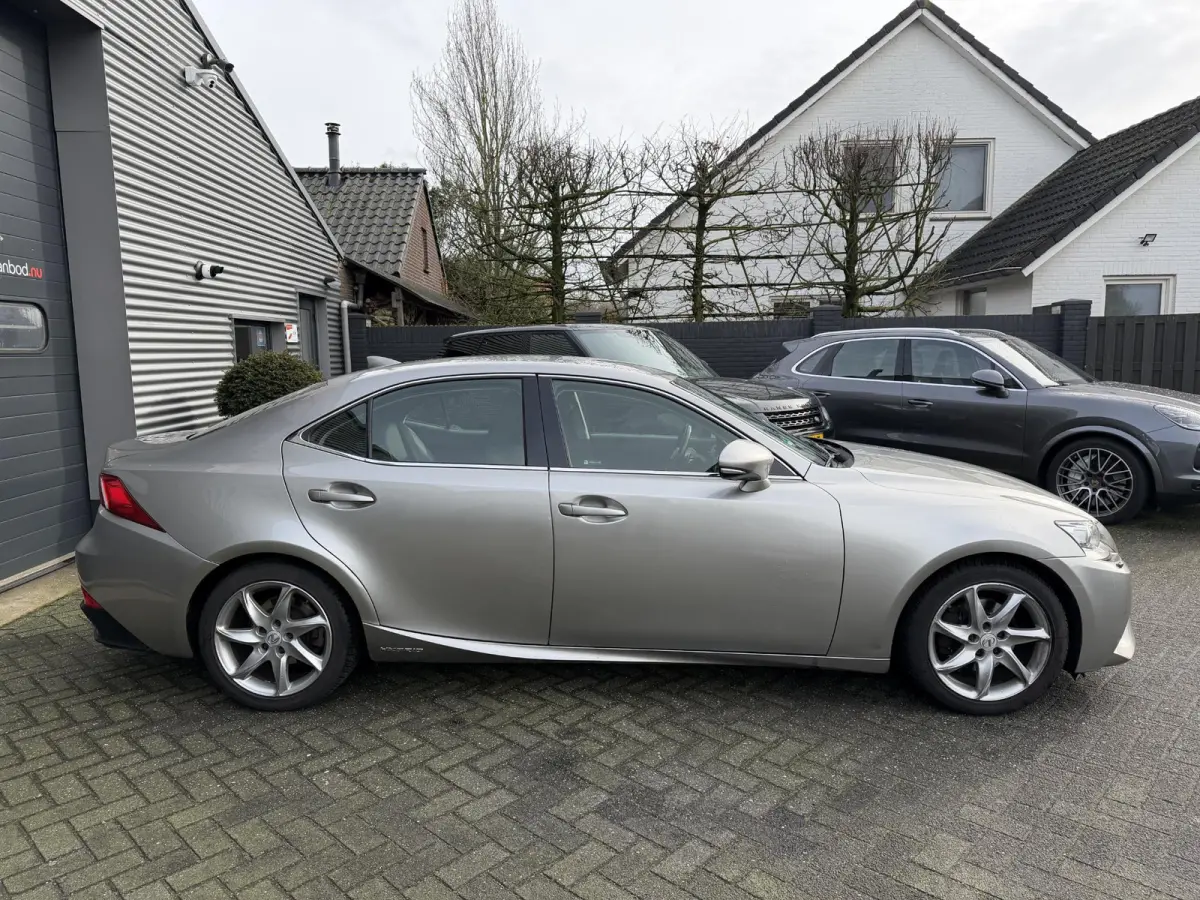300h Business Line Pro | Navigatie | Camera | DAB | Lederen Bekleding | Lichtmetalen Velgen |