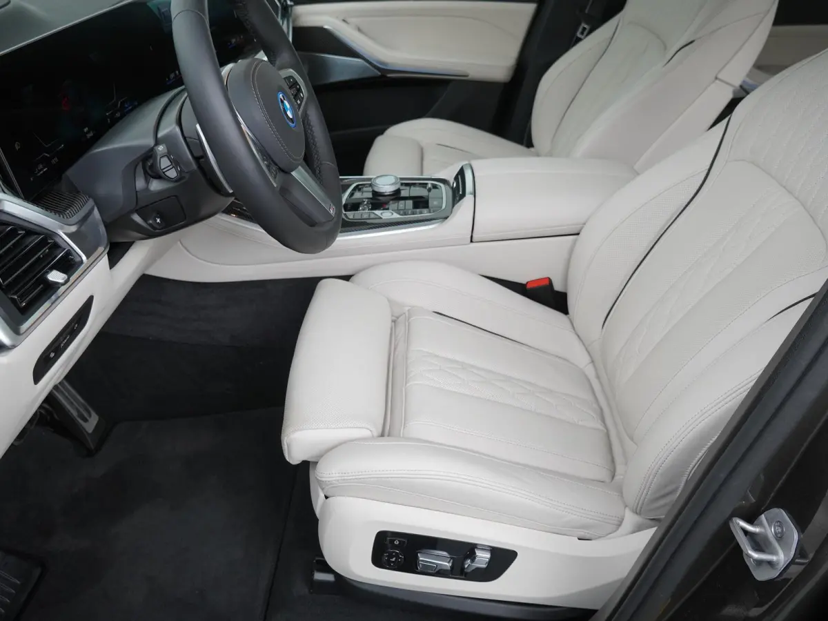 xDrive50e | SoH 100% | M-Sport Pro | Bowers & Wilkins | Sky Lounge | Alcantara Hemel | Soft Close | Stoelventilatie | Stoelverwarming V+A | Head-Up |