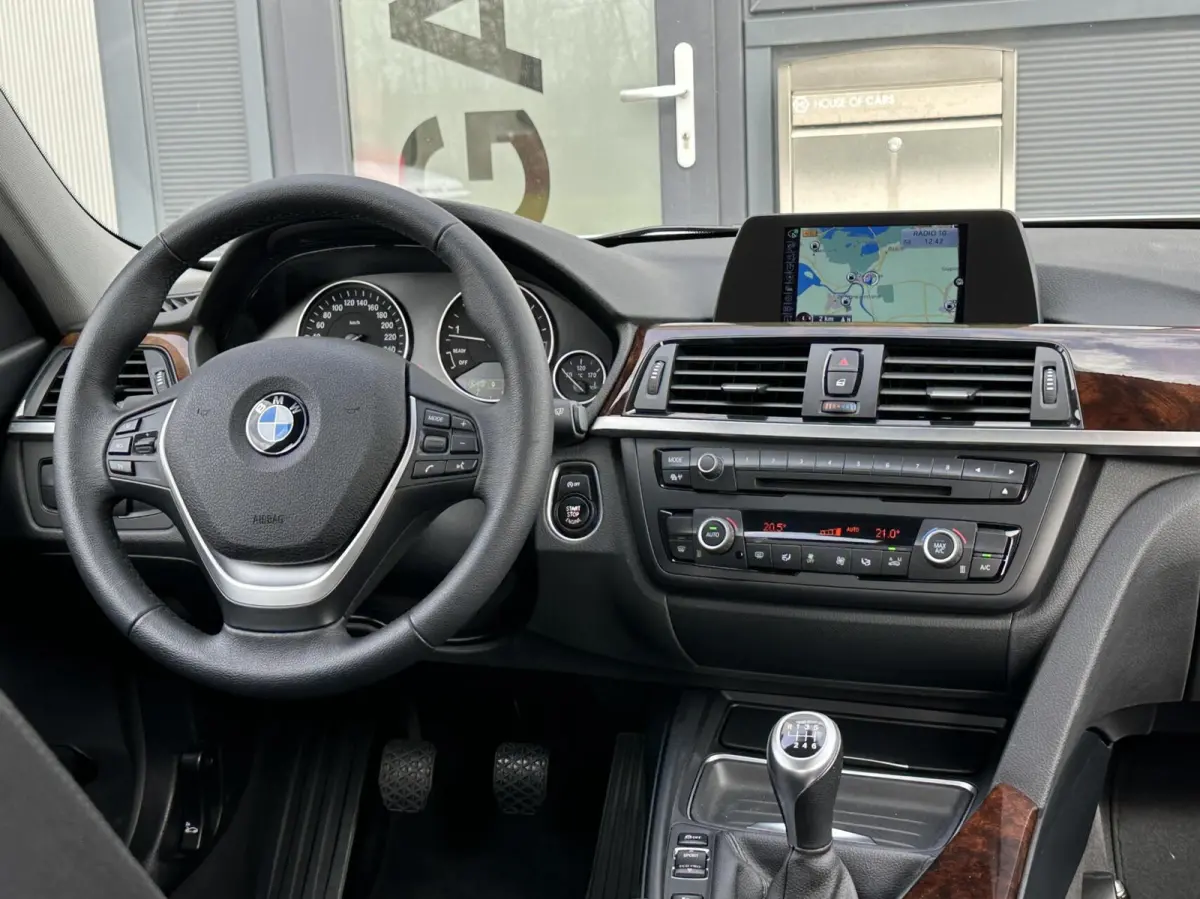 320i Executive