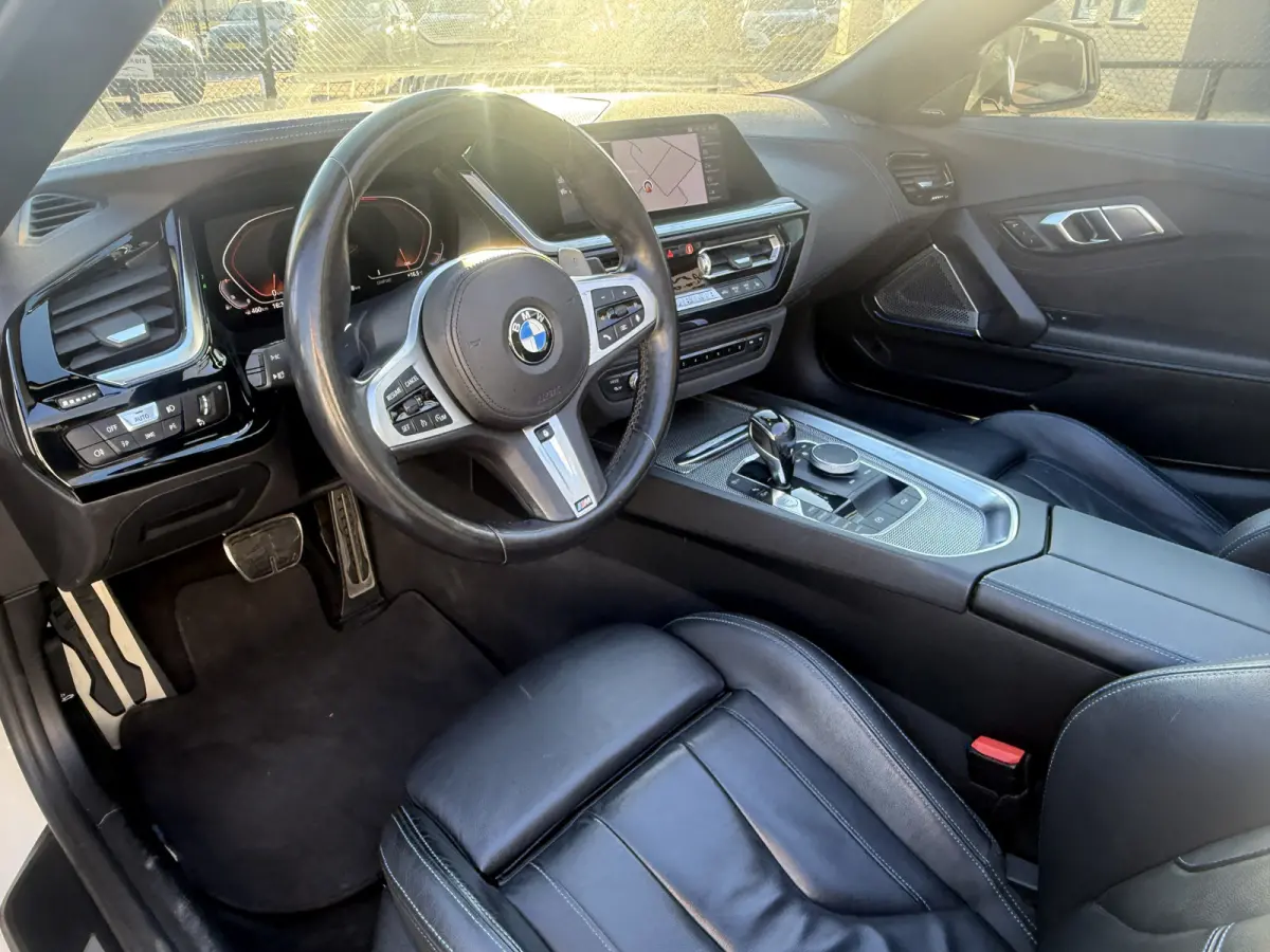 sDrive20i High Executive M Sport 198 pk navi camera leder lmv 19 pdc v/a xenon keyless entry spoiler pakket dealer oh