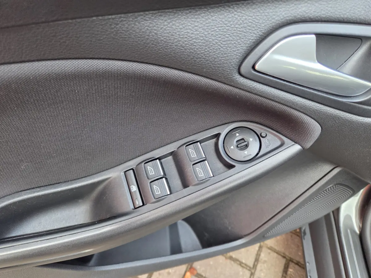1.0 Lease Edition Navigatie/ Parkeersensoren achter/ Trekhaak/ Cruise control/ Rijklaarprijs!