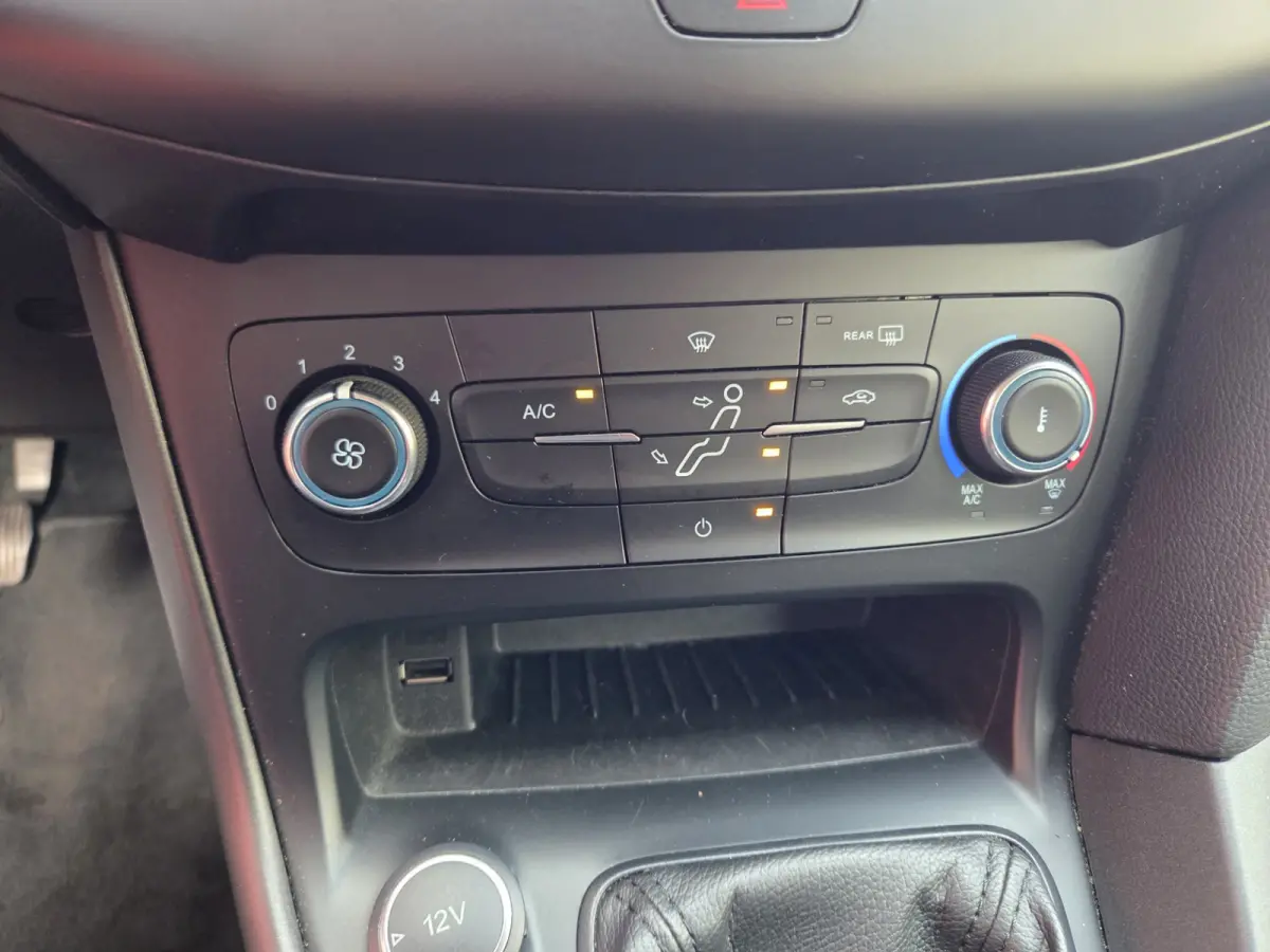 1.0 Lease Edition Navigatie/ Parkeersensoren achter/ Trekhaak/ Cruise control/ Rijklaarprijs!