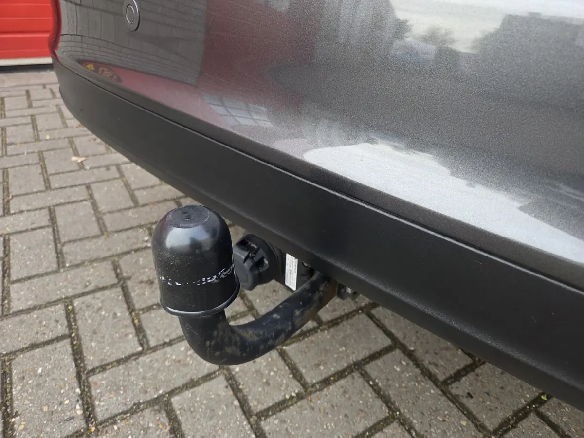 1.0 Lease Edition Navigatie/ Parkeersensoren achter/ Trekhaak/ Cruise control/ Rijklaarprijs!