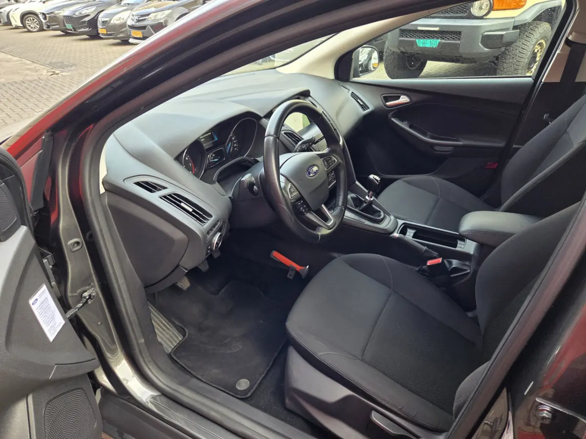 1.0 Lease Edition Navigatie/ Parkeersensoren achter/ Trekhaak/ Cruise control/ Rijklaarprijs!