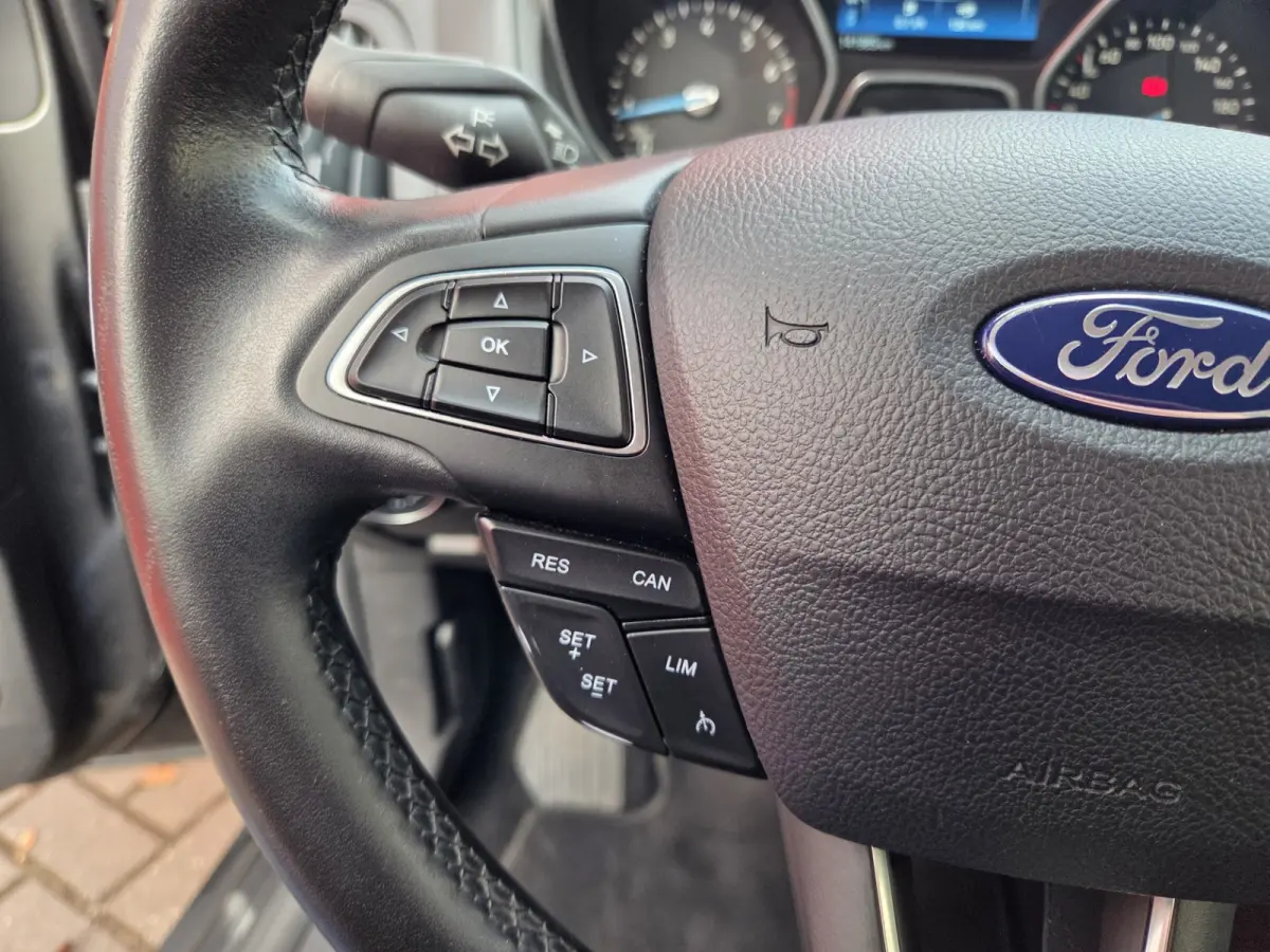 1.0 Lease Edition Navigatie/ Parkeersensoren achter/ Trekhaak/ Cruise control/ Rijklaarprijs!