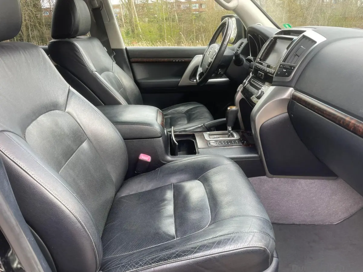 4.5 V8 D-4D Executive Standard Roof Window Van