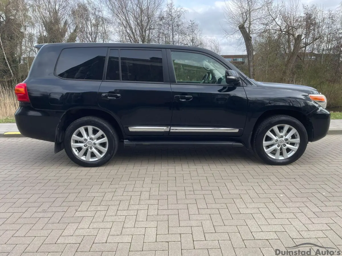 4.5 V8 D-4D Executive Standard Roof Window Van