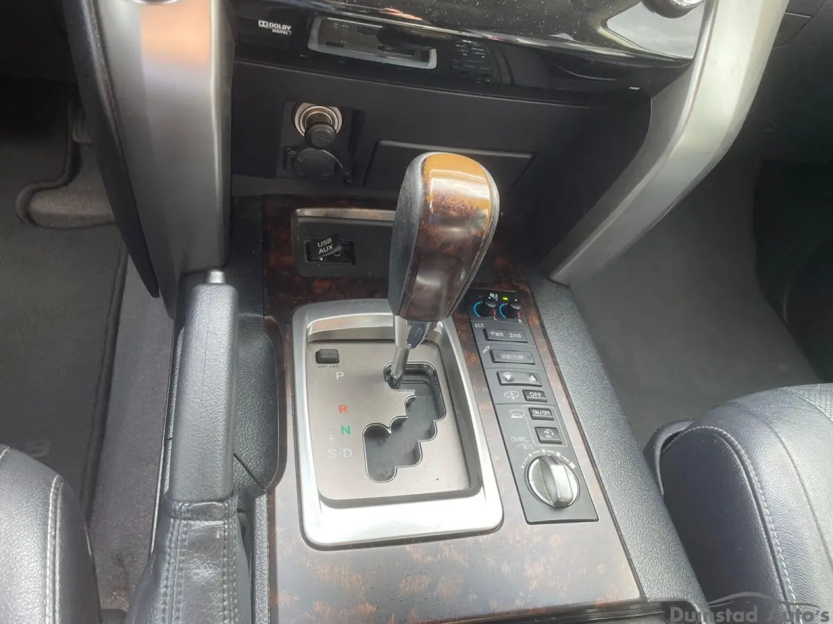 4.5 V8 D-4D Executive Standard Roof Window Van