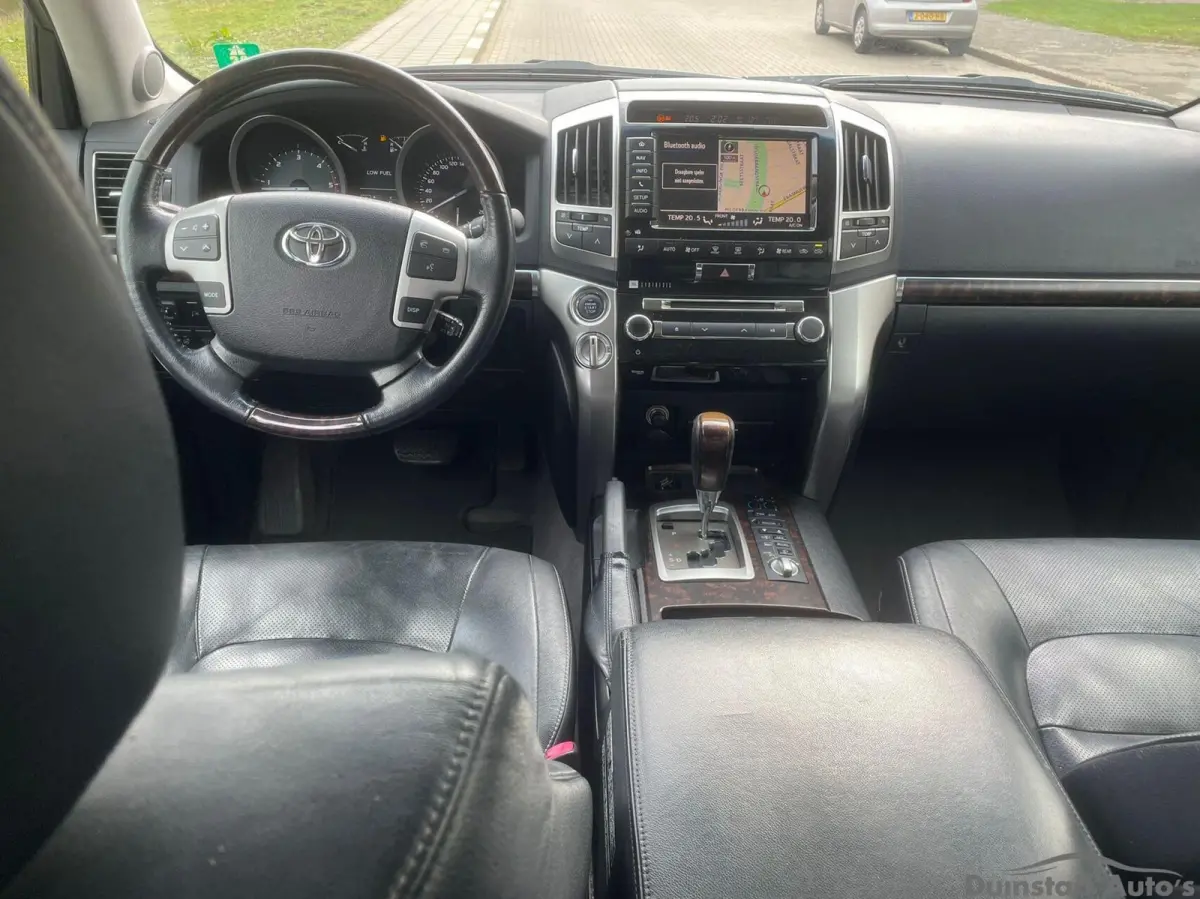 4.5 V8 D-4D Executive Standard Roof Window Van