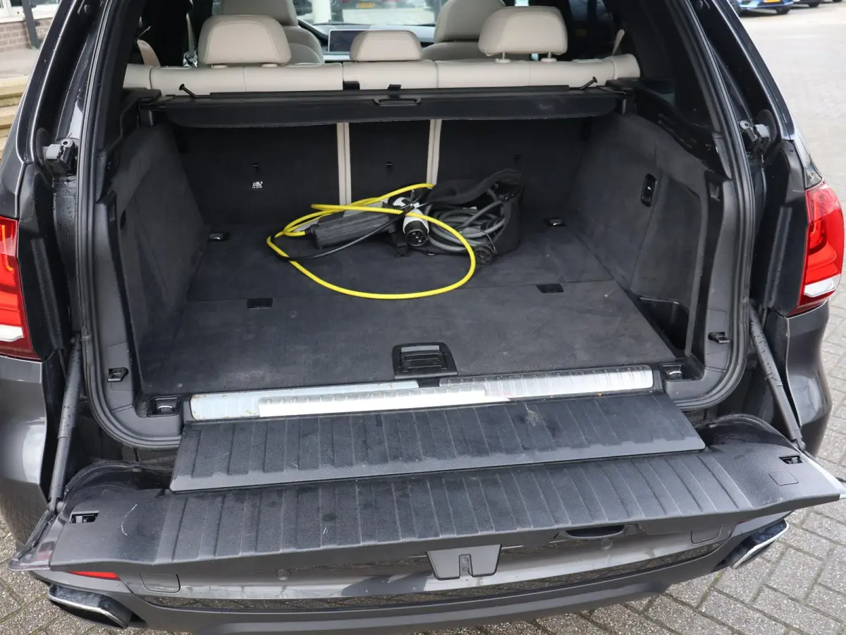 xDrive40e High Executive + HEAD-UP | 360 CAMERA | PANORAMA | SFEERVERLICHTING