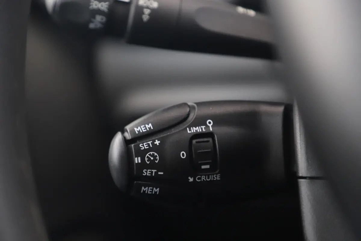 1.2 PureTech Feel Navigatie Carplay Android Clima Cruise Parkeersensor Rijstrooksensor All-Season Banden!