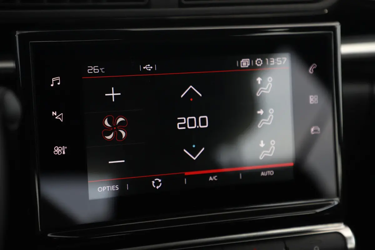 1.2 PureTech Feel Navigatie Carplay Android Clima Cruise Parkeersensor Rijstrooksensor All-Season Banden!