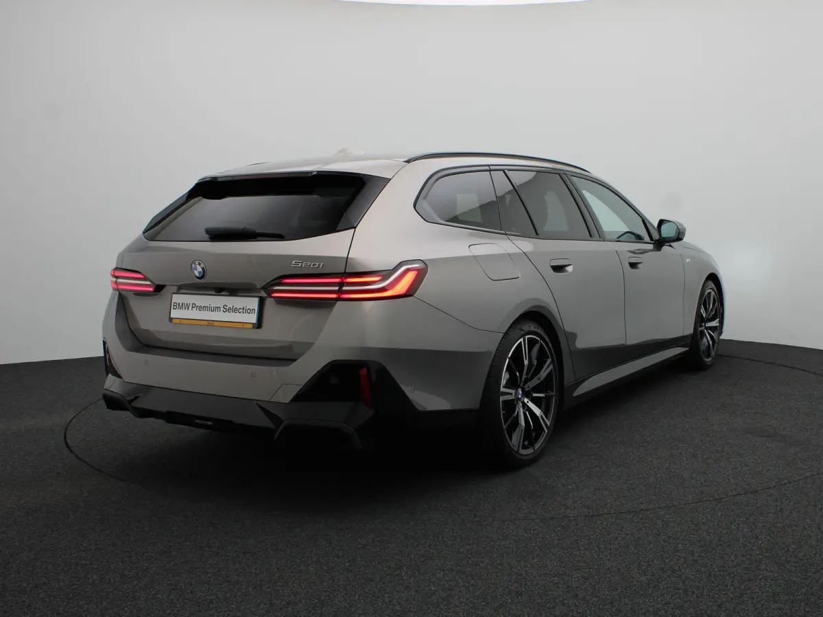 520i M Sportpakket | Trekhaak | Driving Assistant Plus | Harman Kardon | 20"