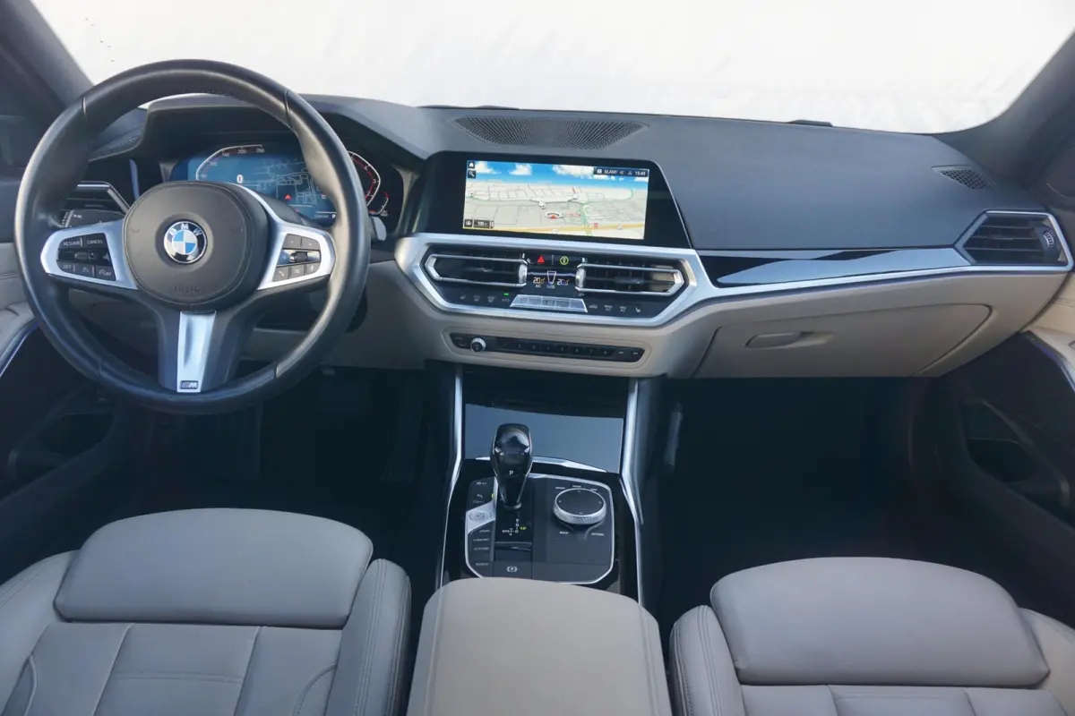 318i High Executive Sport Line 18'' / Panoramadak / Adaptieve Led Koplampen / Hifi System