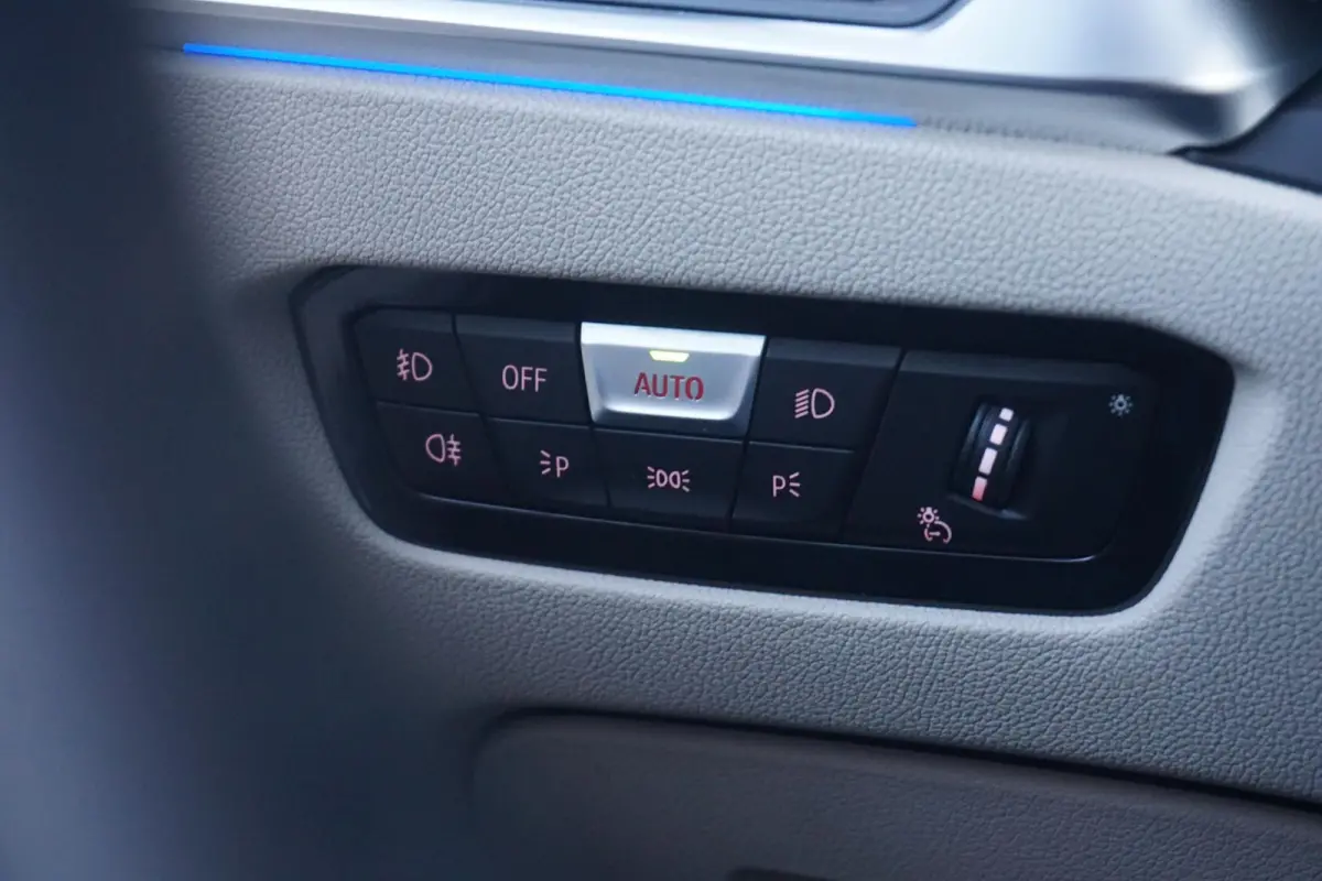 318i High Executive Sport Line 18'' / Panoramadak / Adaptieve Led Koplampen / Hifi System