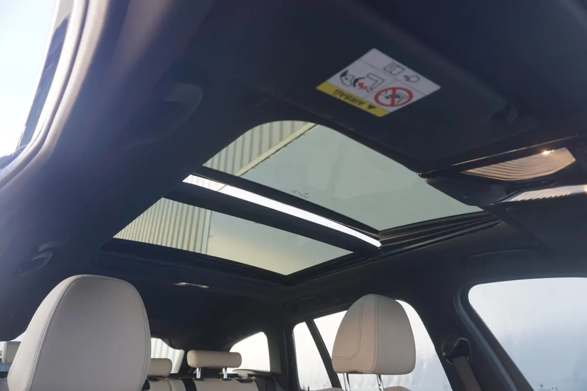 318i High Executive Sport Line 18'' / Panoramadak / Adaptieve Led Koplampen / Hifi System