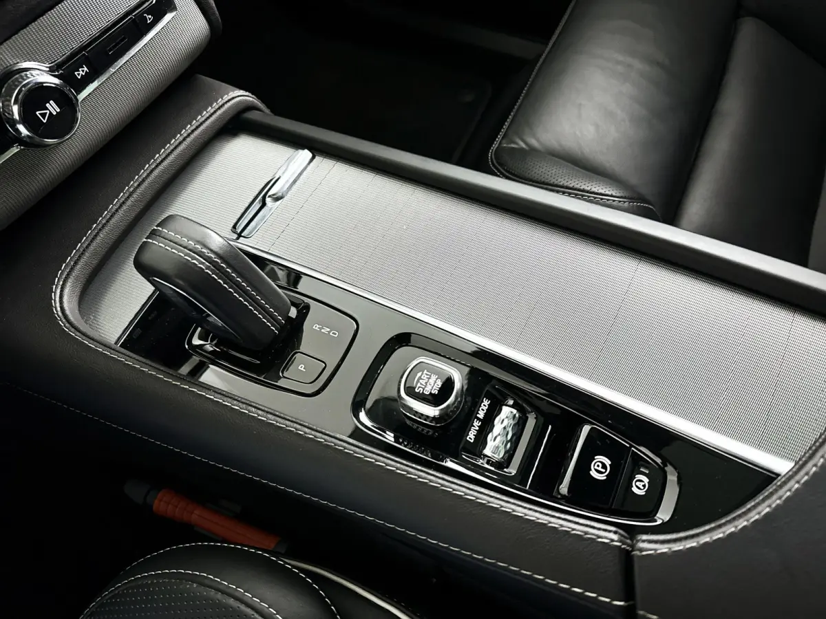 T8 Recharge AWD R-Design | Panoramadak | 360° camera | Luchtvering | Harman Kardon | Head-up Display | Stoel- en Stuurverwarming | Trekhaak