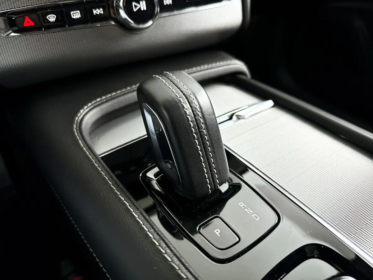 T8 Recharge AWD R-Design | Panoramadak | 360° camera | Luchtvering | Harman Kardon | Head-up Display | Stoel- en Stuurverwarming | Trekhaak