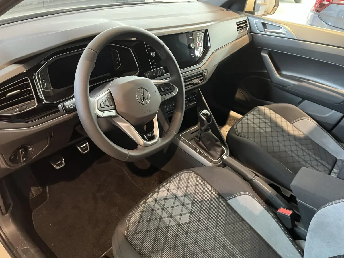 1.0 TSI R-Line Edition Panoramadak | Stoelverwarming | Adaptive Cruise Control | Carplay | Getint Glas | Climate Control | Parkeersensoren V+A |