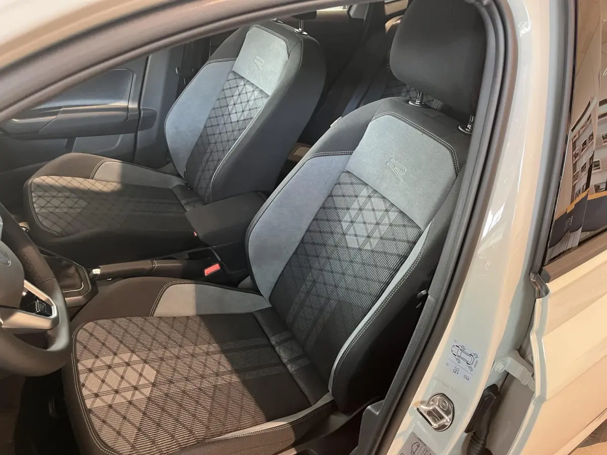1.0 TSI R-Line Edition Panoramadak | Stoelverwarming | Adaptive Cruise Control | Carplay | Getint Glas | Climate Control | Parkeersensoren V+A |