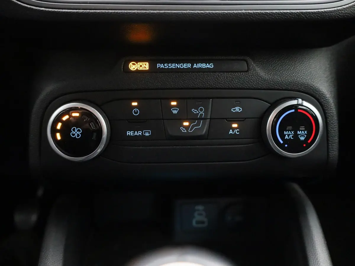 1.0 EcoBoost Hybrid Connected | Apple Carplay / Android Auto | LED Koplampen | Parkeersensoren | Multifunctioneel Stuurwiel |