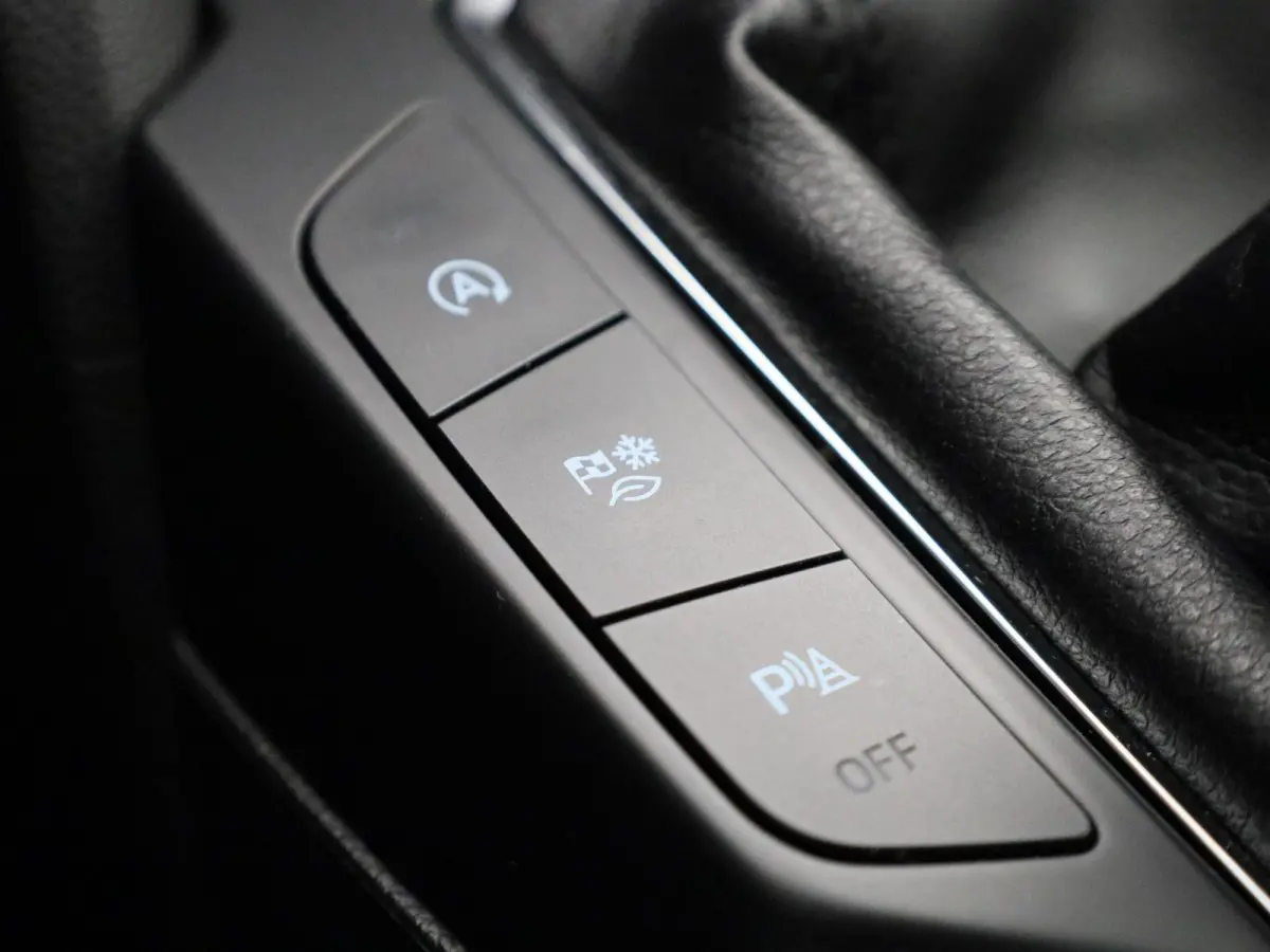 1.0 EcoBoost Hybrid Connected | Apple Carplay / Android Auto | LED Koplampen | Parkeersensoren | Multifunctioneel Stuurwiel |