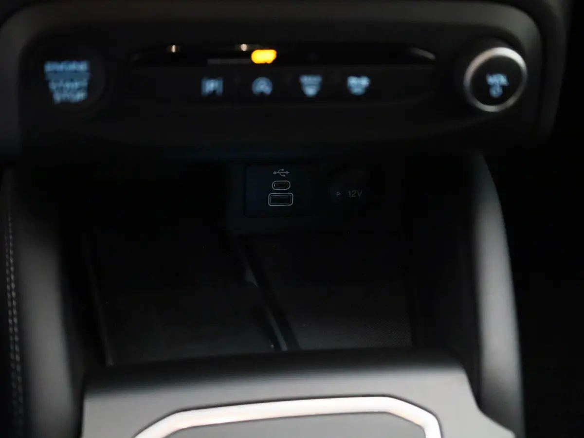 1.0 EcoBoost Hybrid Titanium X | Automaat | Apple Carplay/Android Auto | Trekhaak | Achteruitrijcamera | Parkeersensoren | Cruise Control | Lichtmetalen Velgen |