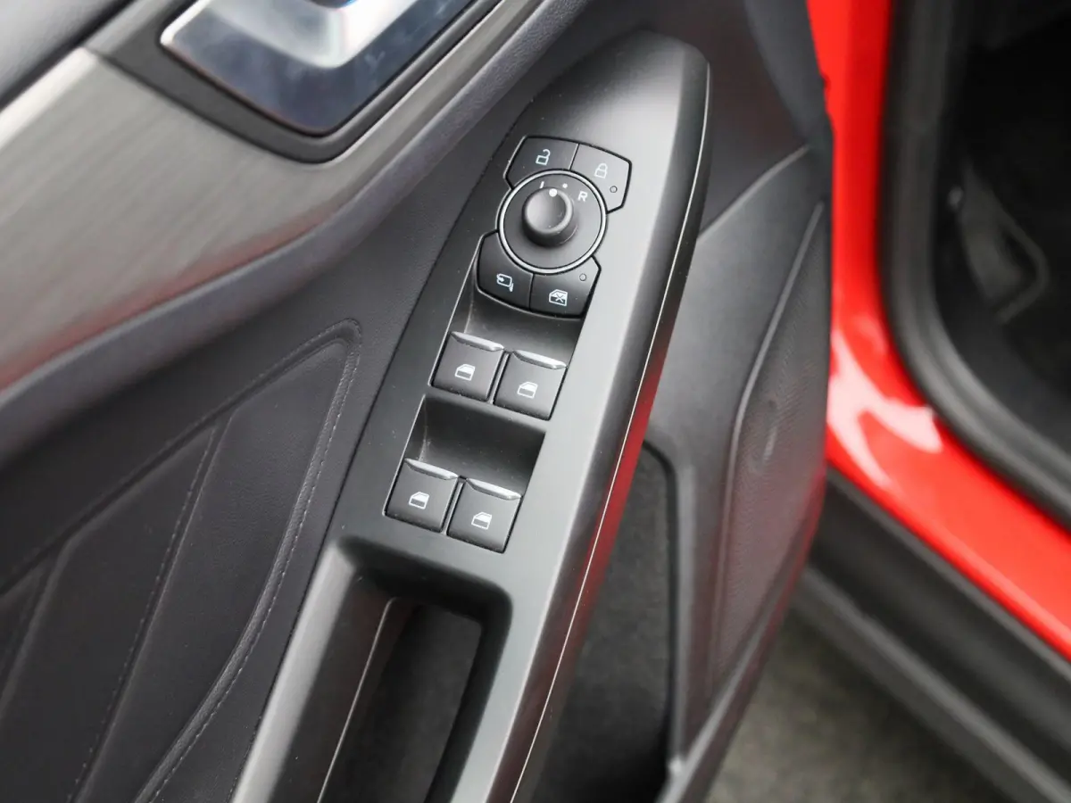 1.0 EcoBoost Hybrid Titanium X | Automaat | Apple Carplay/Android Auto | Trekhaak | Achteruitrijcamera | Parkeersensoren | Cruise Control | Lichtmetalen Velgen |
