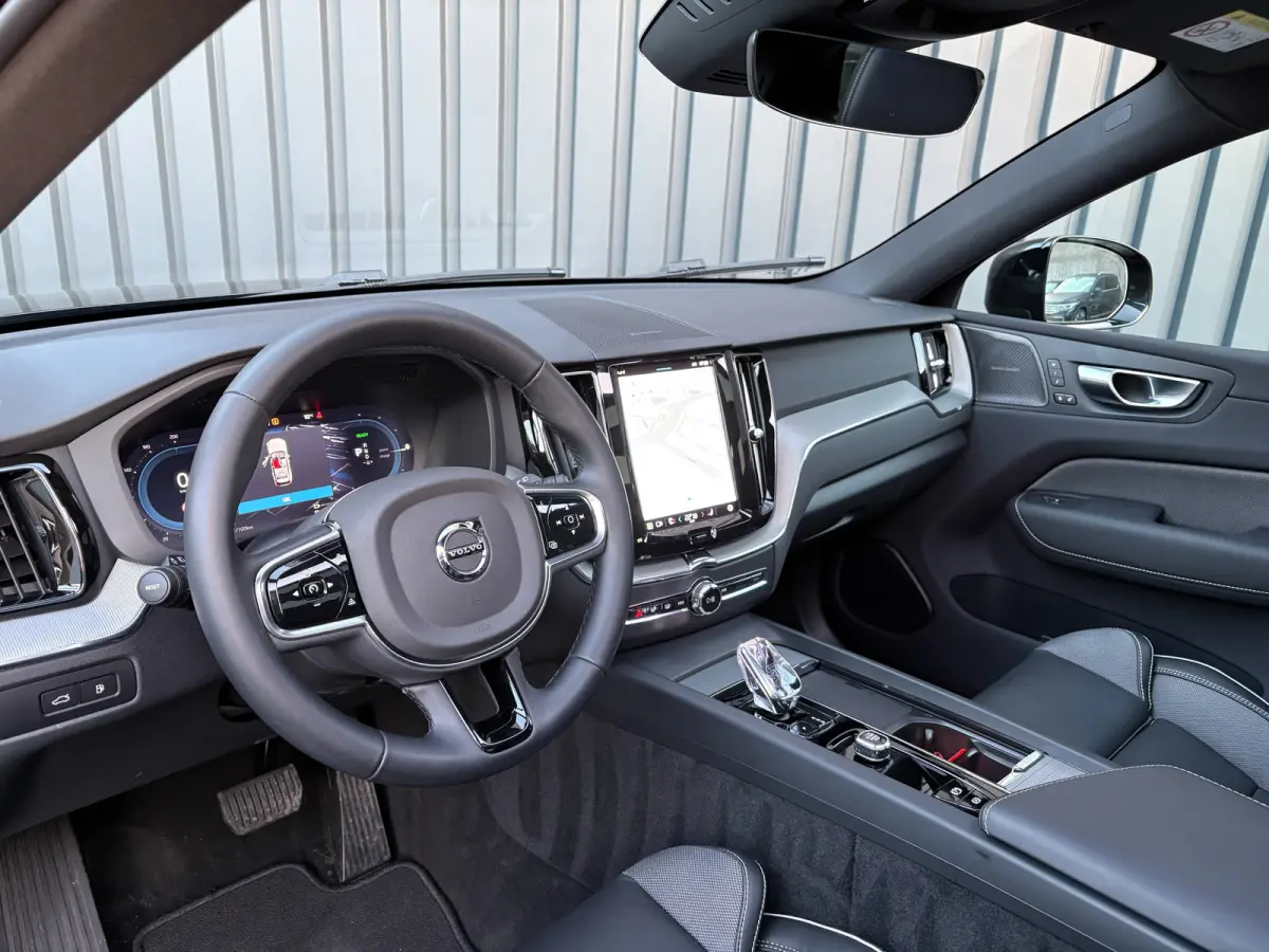 2.0 T6 Plug-in hybrid AWD Plus Dark | 360 Camera | Harman/Kardon | Trekhaak | Panodak | Dodehoek sensoren | Prijs Rijklaar!!