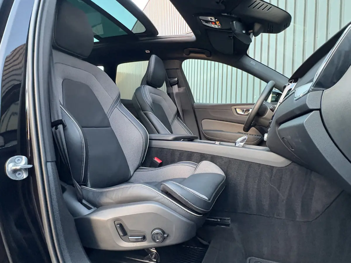 2.0 T6 Plug-in hybrid AWD Plus Dark | 360 Camera | Harman/Kardon | Trekhaak | Panodak | Dodehoek sensoren | Prijs Rijklaar!!