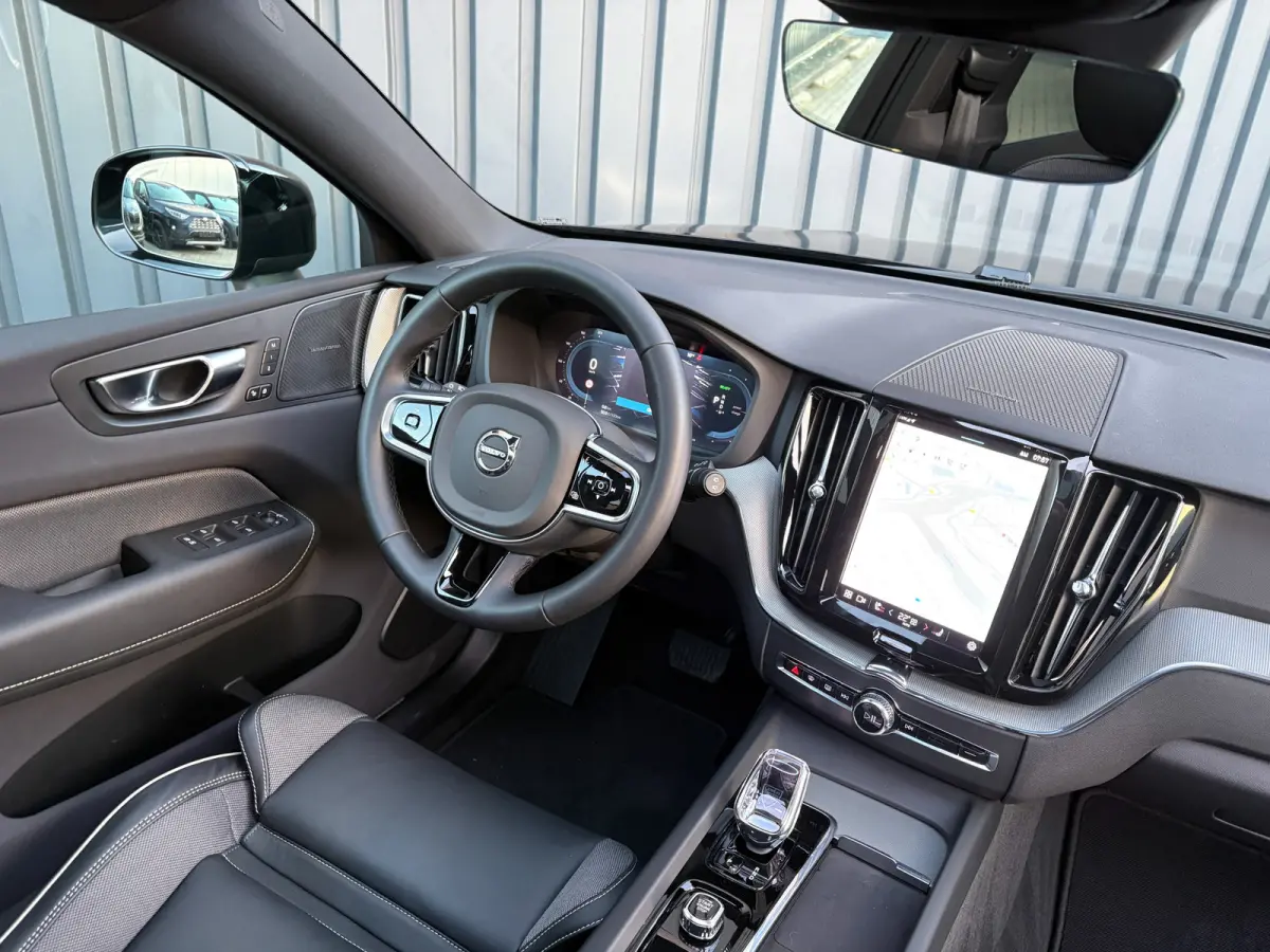 2.0 T6 Plug-in hybrid AWD Plus Dark | 360 Camera | Harman/Kardon | Trekhaak | Panodak | Dodehoek sensoren | Prijs Rijklaar!!