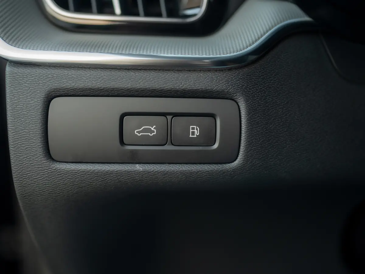 2.0 T6 Plug-in hybrid AWD Plus Dark | 360 Camera | Harman/Kardon | Trekhaak | Panodak | Dodehoek sensoren | Prijs Rijklaar!!