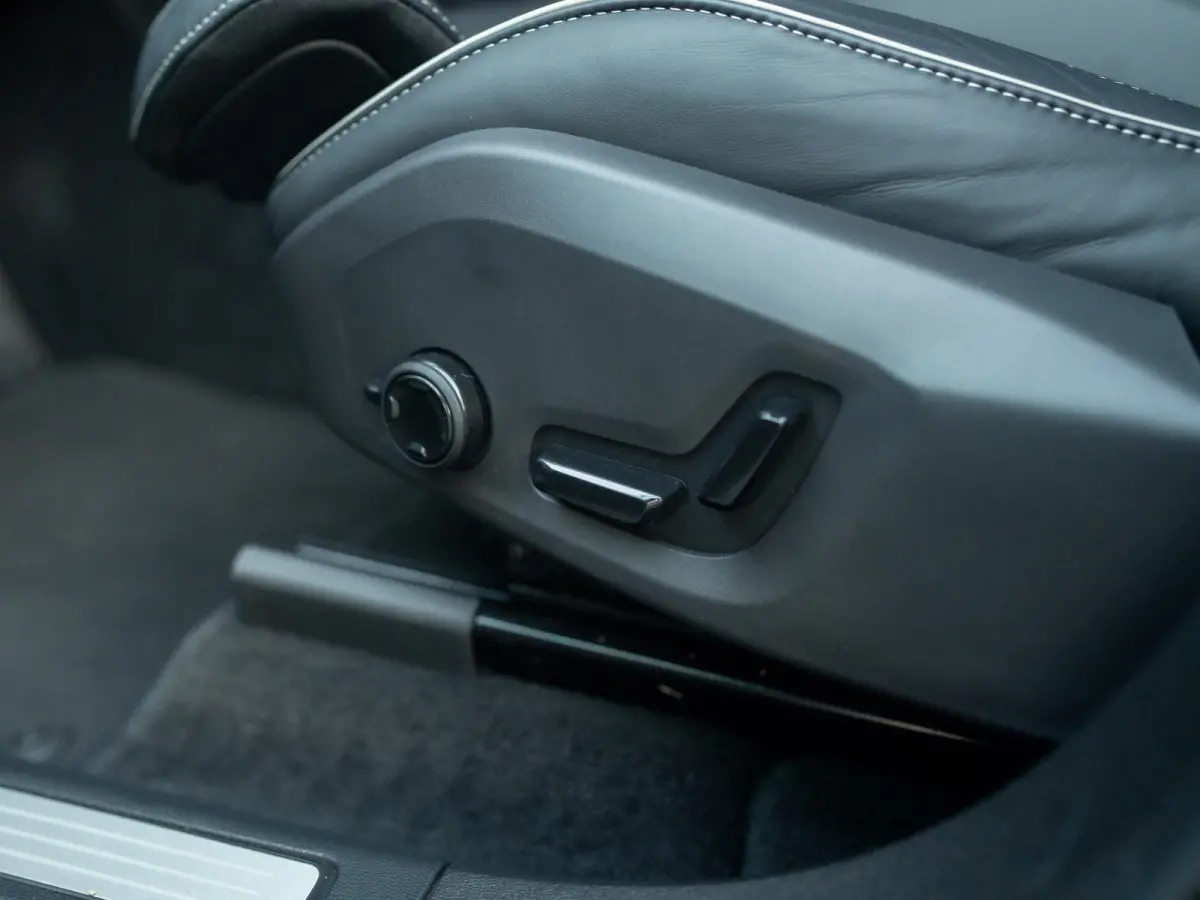 2.0 T6 Plug-in hybrid AWD Plus Dark | 360 Camera | Harman/Kardon | Trekhaak | Panodak | Dodehoek sensoren | Prijs Rijklaar!!